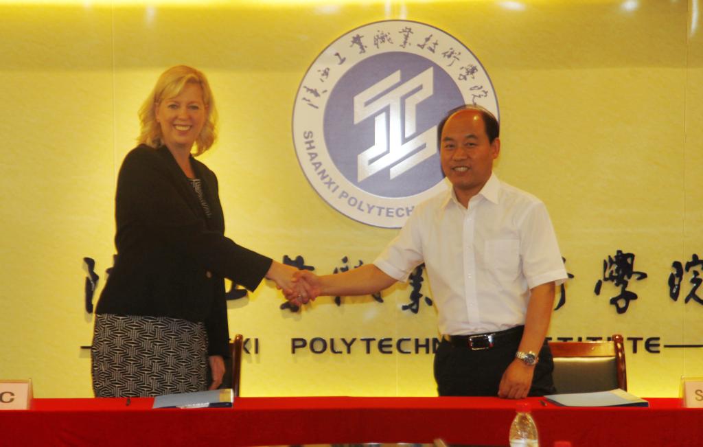 加拿大道格拉斯学院与乐游棋牌签署合作协议