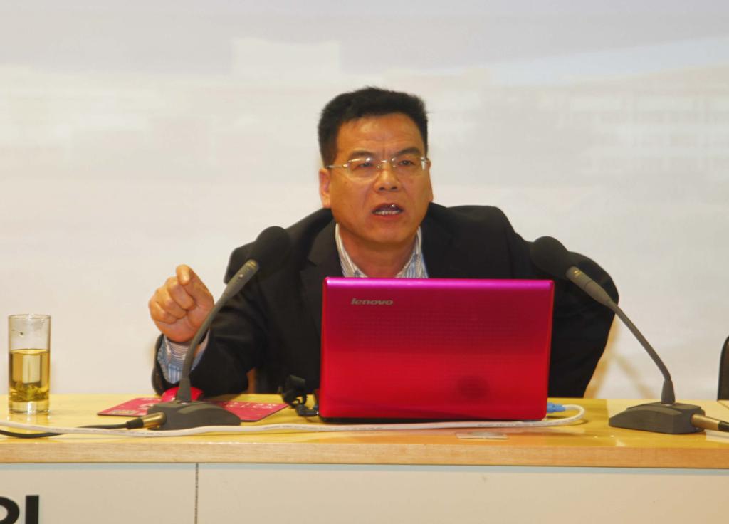 党委副书记、党校校长刘永亮为培训班学员进行首次授课