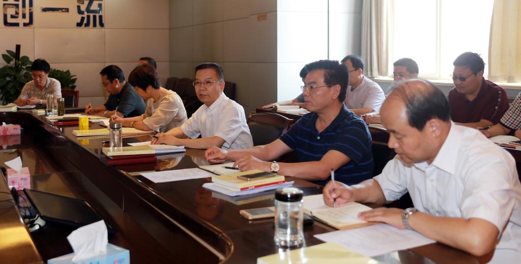 党委中心组成员参加集体学习