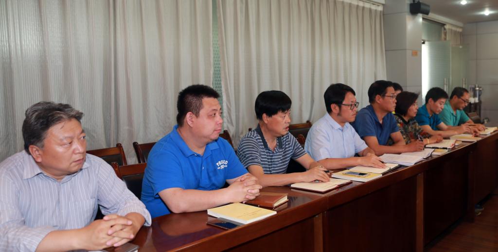 党委中心组成员参加集体学习