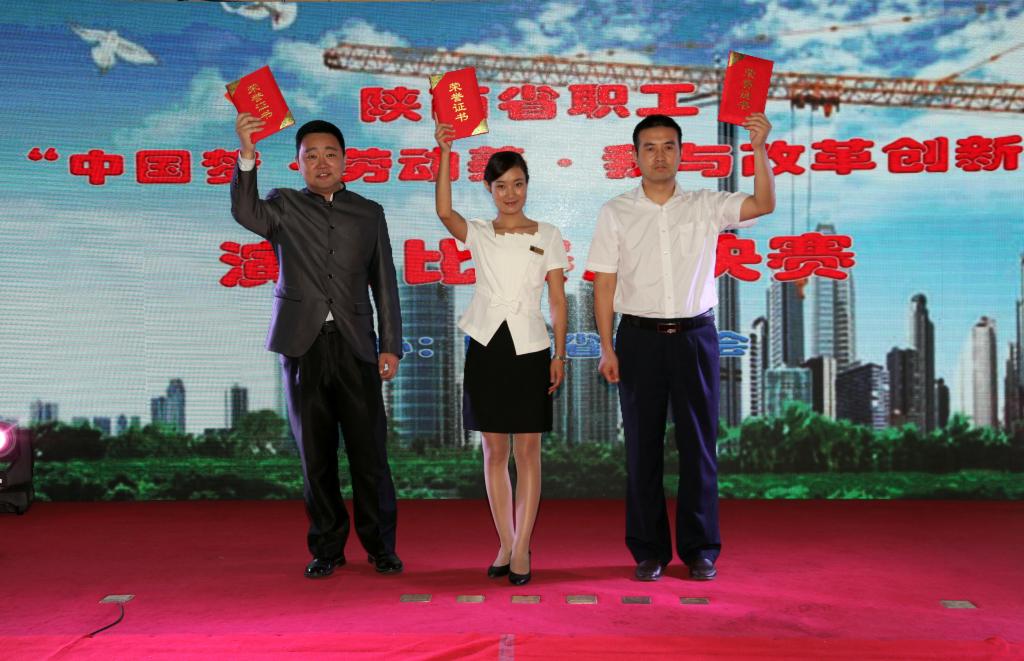 侯涛同志(右)获特等奖