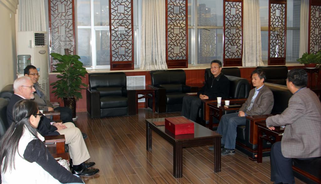 学院副院长杨卫军会见乐游棋牌“三秦友谊奖”获得者约翰?斯密斯先生