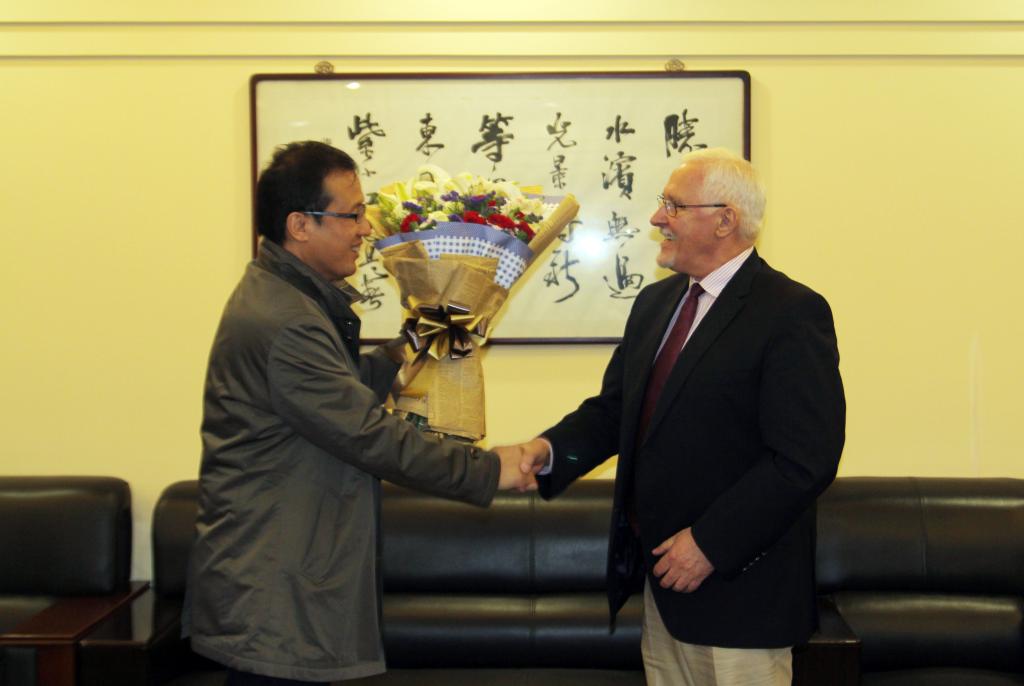 副院长杨卫军向约翰?斯密斯先生表示祝贺