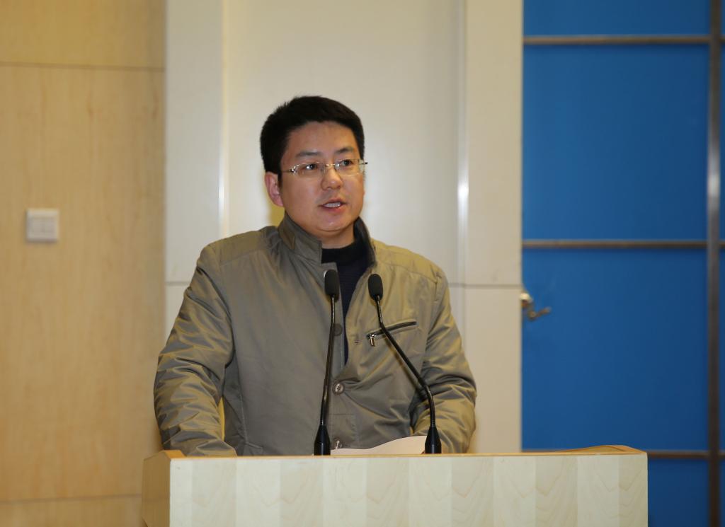 团委书记闫军主持讲座