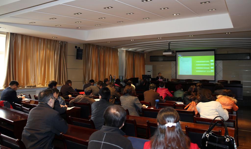 学员听取教育部国家师资项目办副主任李新发的主题报告