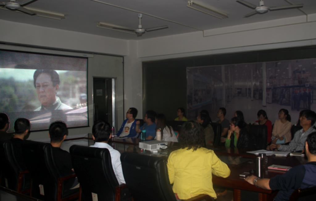 化工纺织学院党总支集体观看《百团大战》