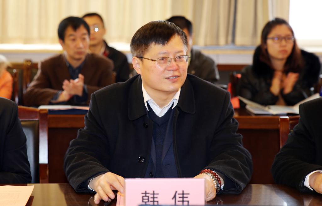 继续教育中心主任韩伟主持开班典礼