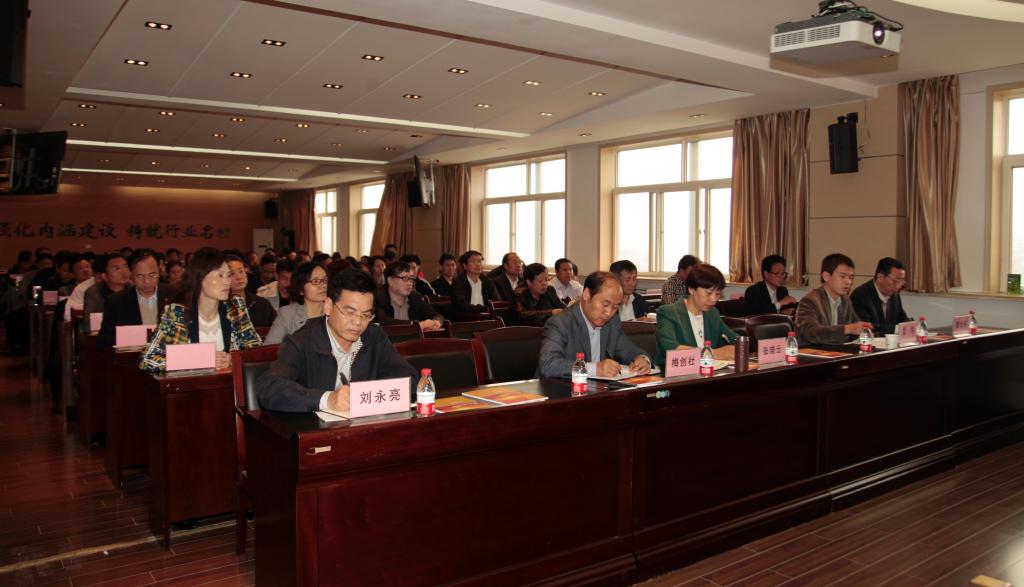 学院领导、党委委员、纪委委员和全院副科级以上干部参加报告会