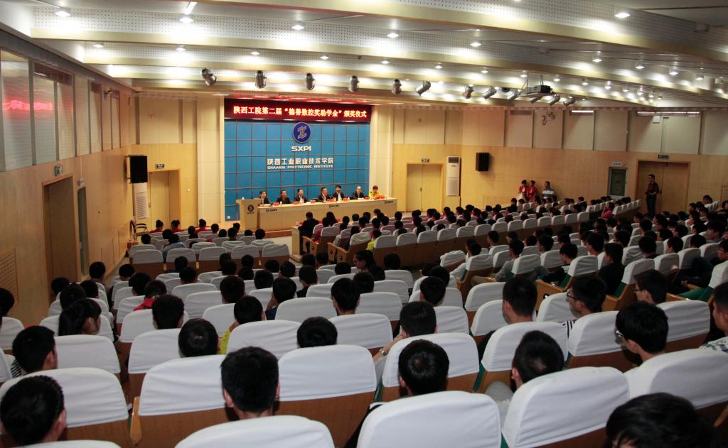 乐游棋牌举行德善数控奖学金颁奖仪式