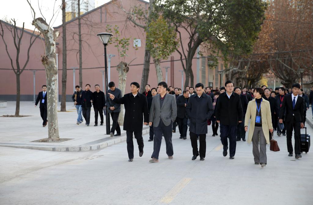 参会代表考察乐游棋牌校园环境