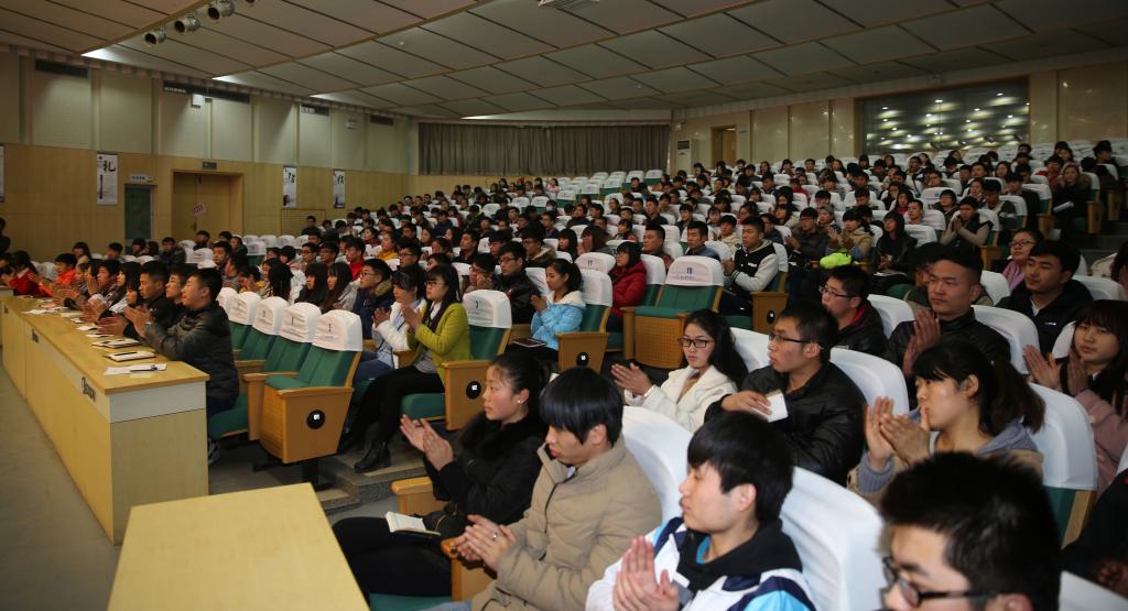 培训班300余名学员聆听讲座