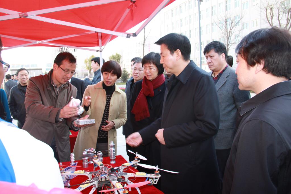 副省长庄长兴观摩乐游棋牌学生技能作品展