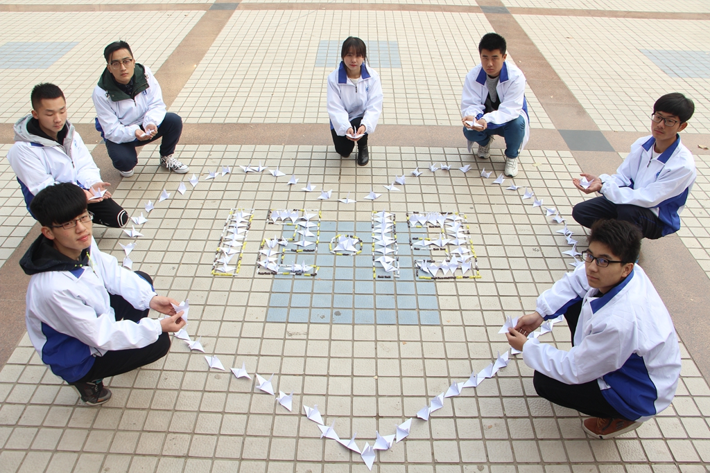 折好的千纸鹤承载着学子们的祝愿与希翼
