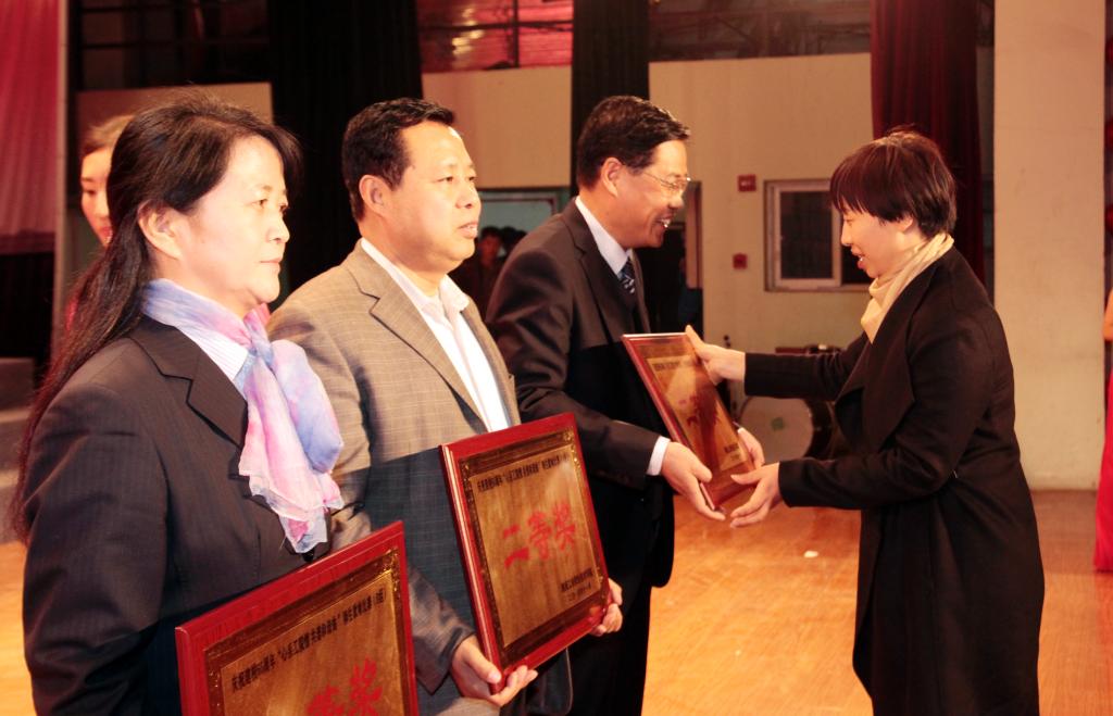 院长张晓云为获得二等奖的党总支颁奖