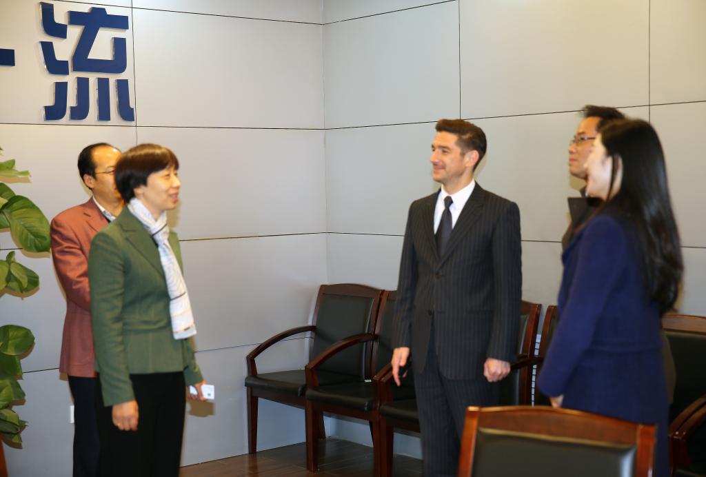 院长张晓云与费康安总裁一行交流