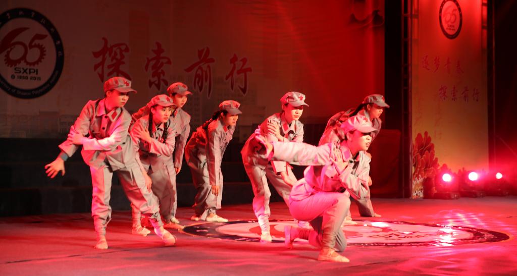 舞蹈《八女投江》