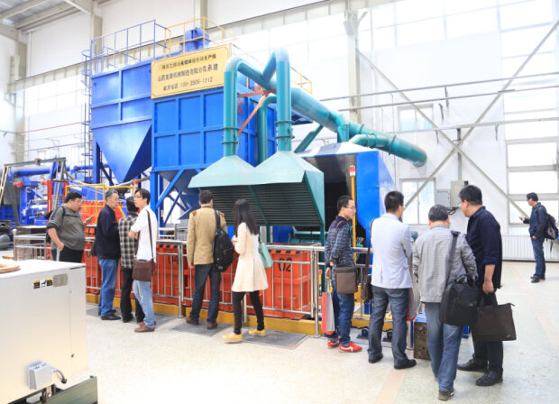 参会人员参观了乐游棋牌材料成型实训室