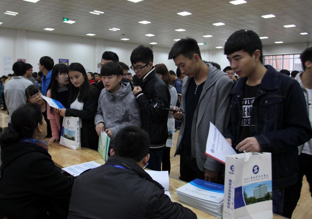 毕业生与用人单位双向选择,寻找心仪的工作岗位