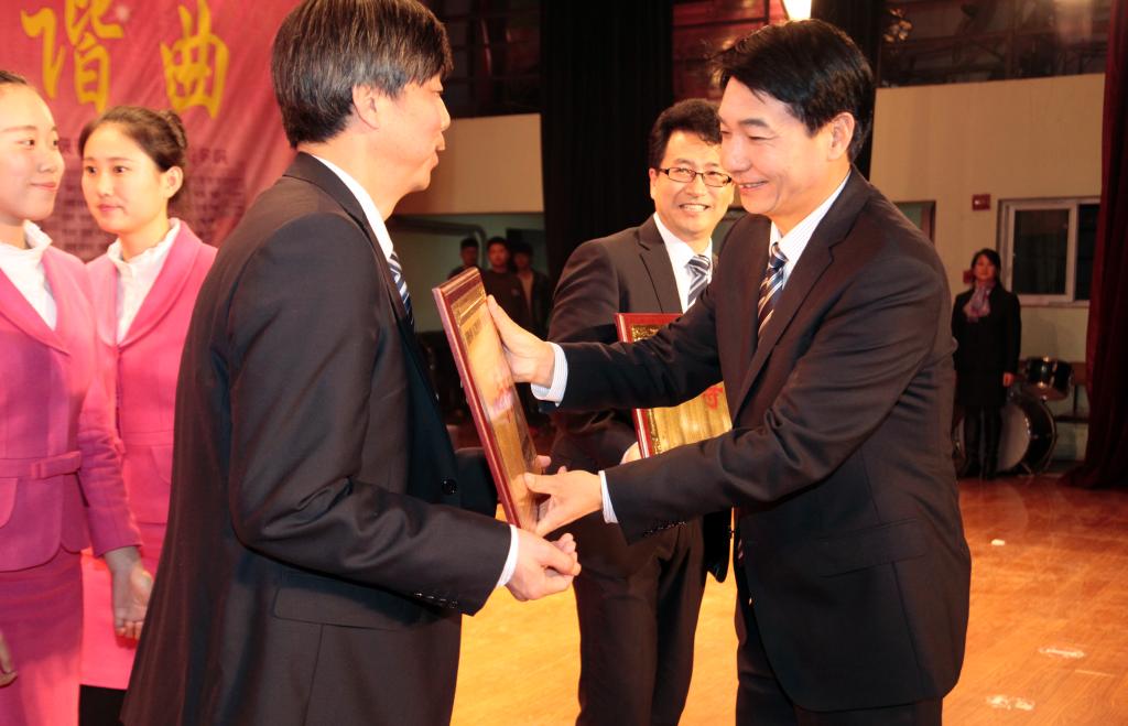 党委书记崔岩为获得一等奖的党总支颁奖