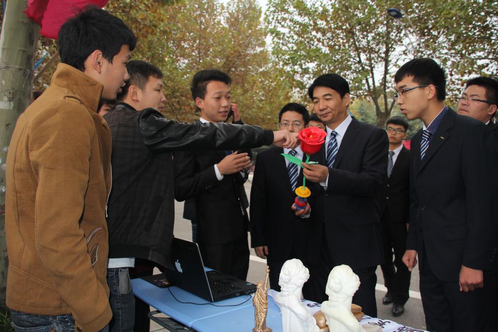 第五届“和谐社团?缤纷校园”社团巡礼在成才大道开幕