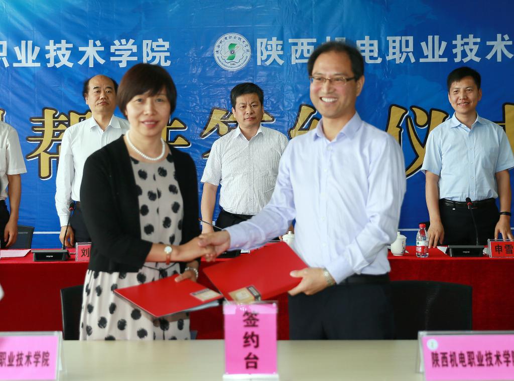 乐游棋牌院长张晓云与伊逊智签定两校结对帮扶协议