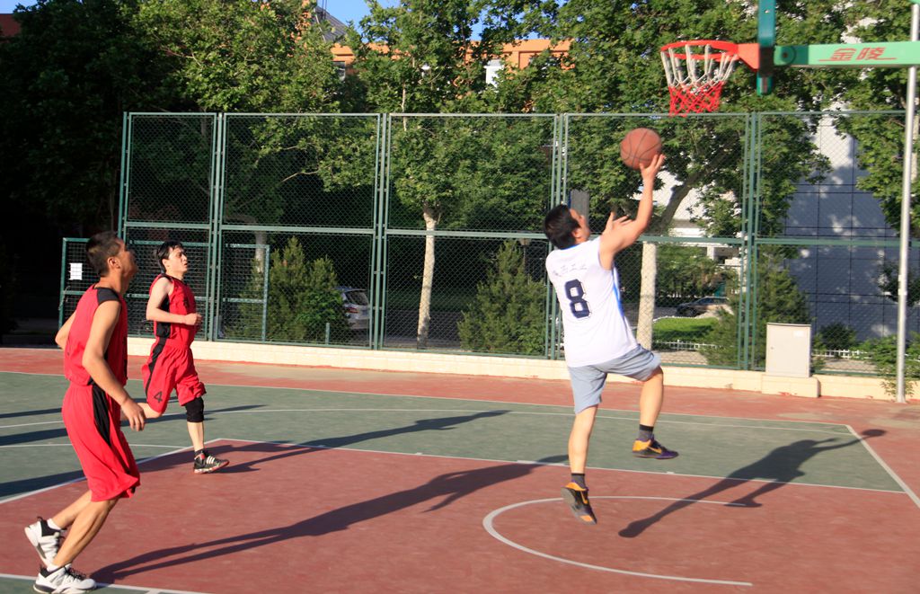 2017年教职工篮球赛吹哨开赛