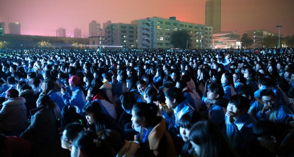 万余名师生观看演出