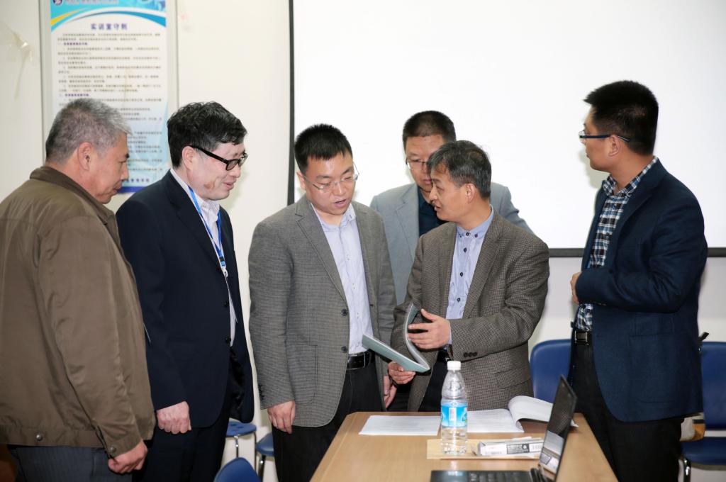 何玉麒副处长查阅相关竞赛材料