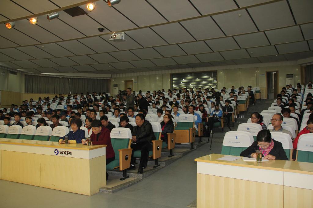 乐游棋牌400余名师生聆听了报告