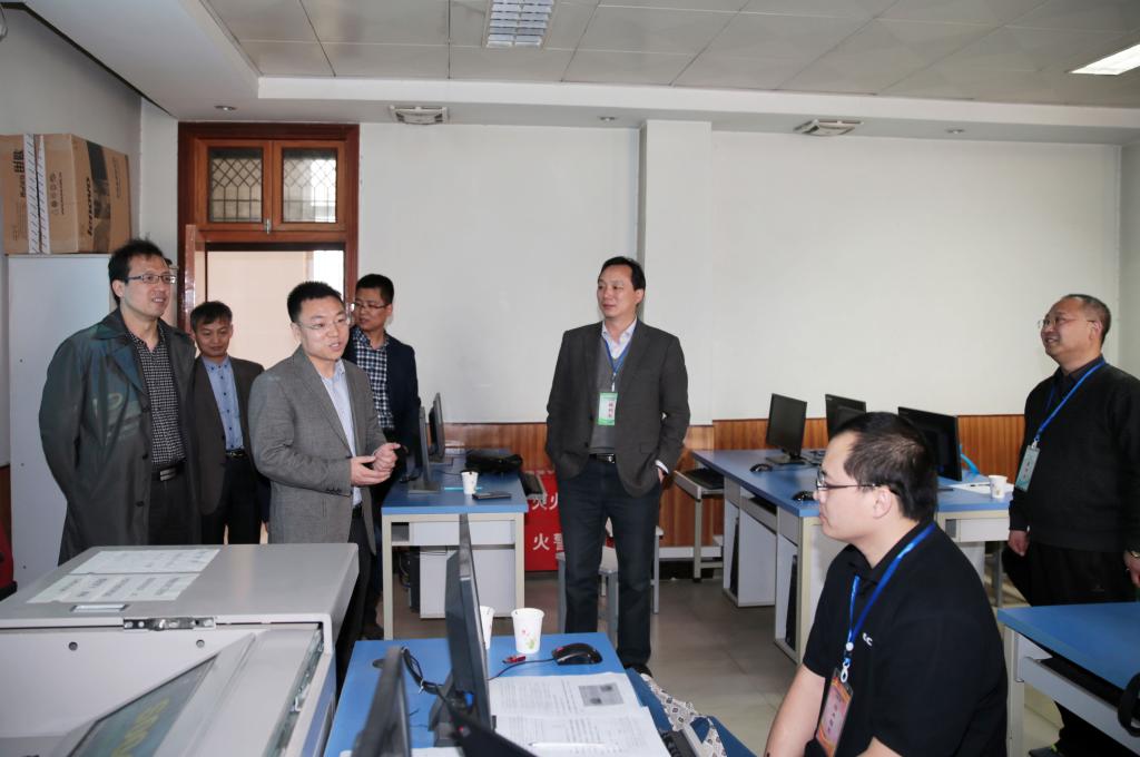 何玉麒副处长与大赛评委交流