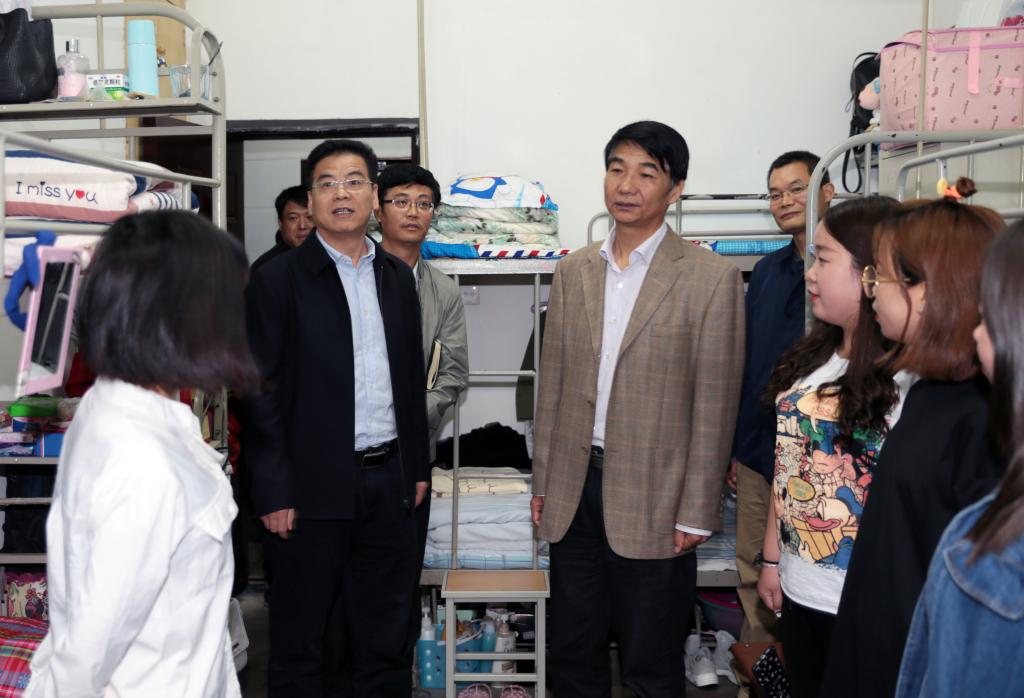 党委书记崔岩,党委副书记、副院长刘永亮深入宿舍与学生交心谈心