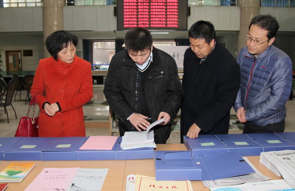 检查组查阅乐游棋牌文明建设相关资料