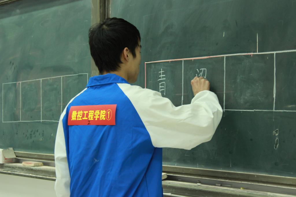 学生认真书写汉字