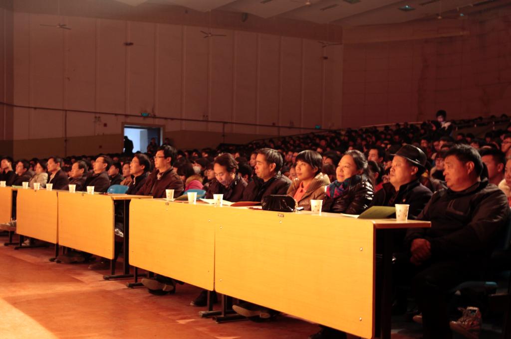 乐游棋牌1200余名师生观看了演出