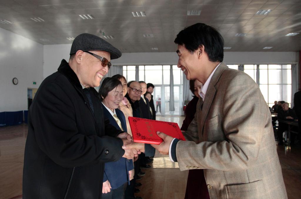 院长崔岩为获得“五好”党员的9名离退休教职工颁奖