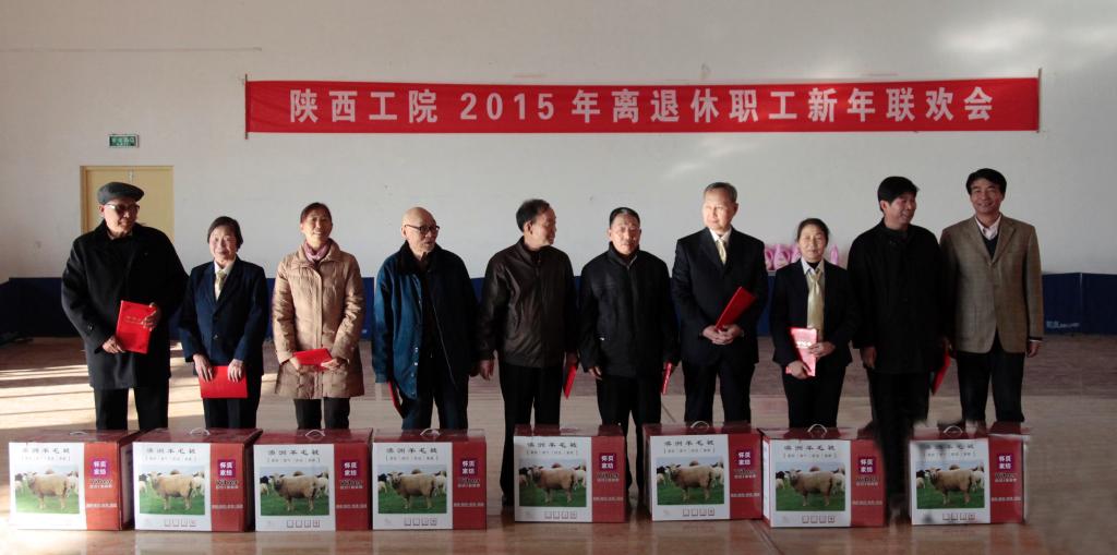 院长崔岩为获得“五好”党员的9名离退休教职工颁奖