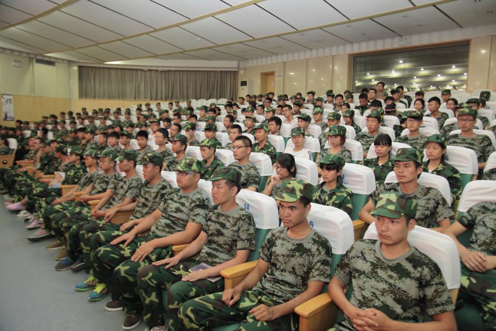 2015级新生聆听了报告会