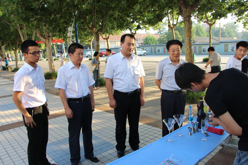 调研组一行观看了乐游棋牌社团创新创意作品展