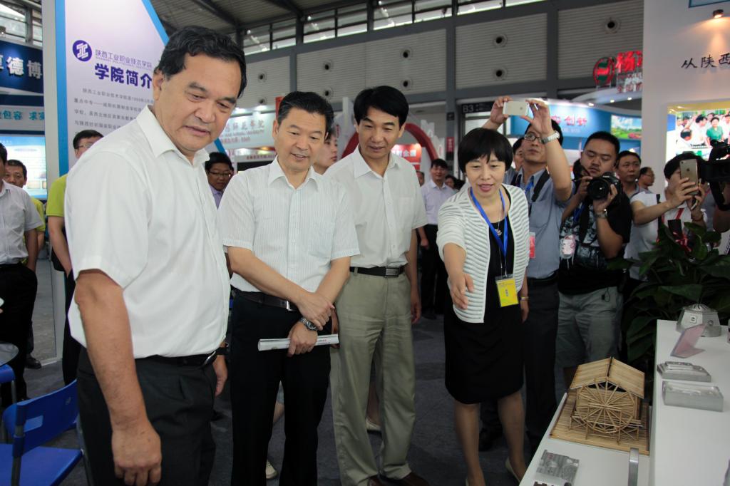 省委高教工委书记李仲为、省教育厅厅长李兴旺参观乐游棋牌学生技能作品