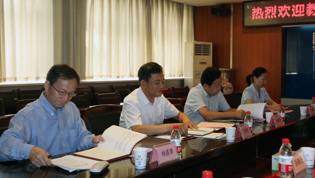 省委高教工委委员、省教育厅副厅长、省高等教育局副局长王紫贵,省教育厅高校学生工作处处长张和平、审计处处长杨盛涛一行