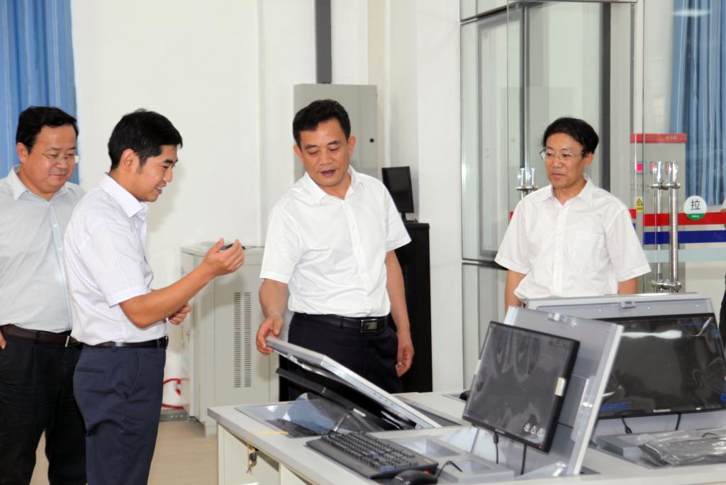 王紫贵副厅长一行考察建筑工程实训基地