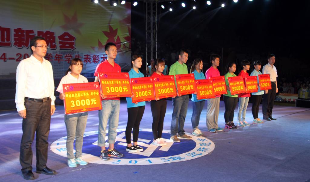 学院领导与受表彰集体及个人合影