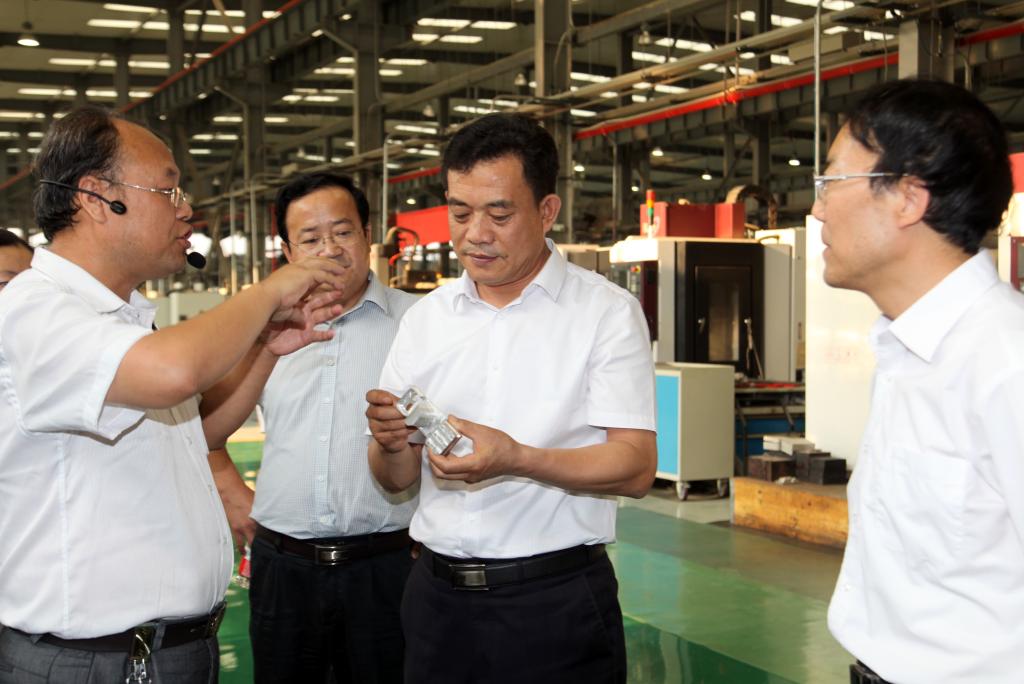 王紫贵副厅长观看乐游棋牌学生技能作品