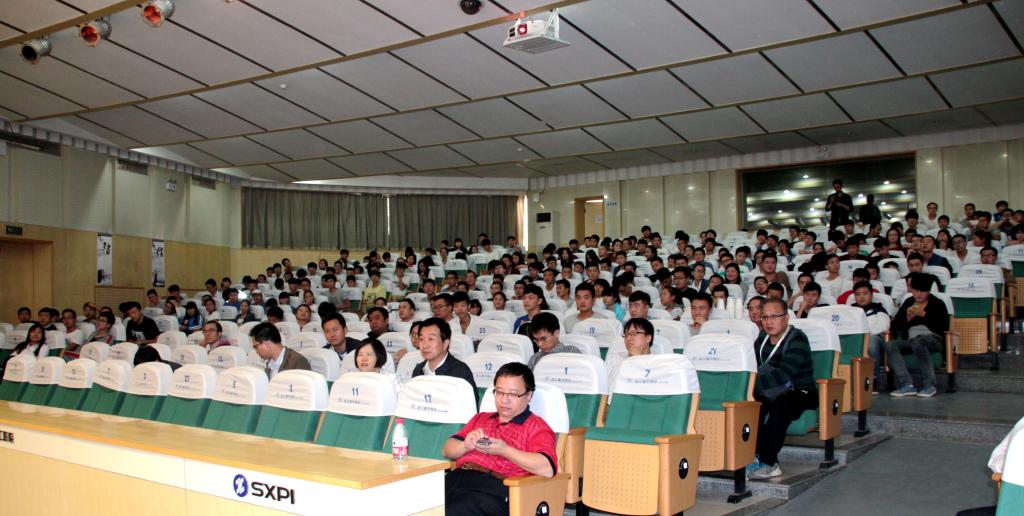 汽车专业的400余名师生到场聆听