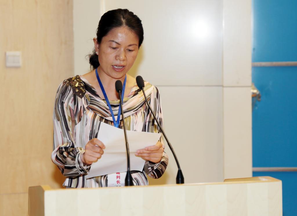 裁判长黄引萍宣布竞赛成绩