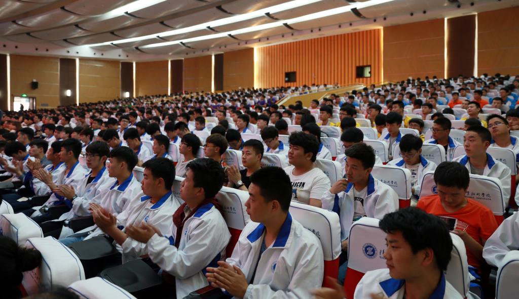 乐游棋牌师生代表1100余人参加大会