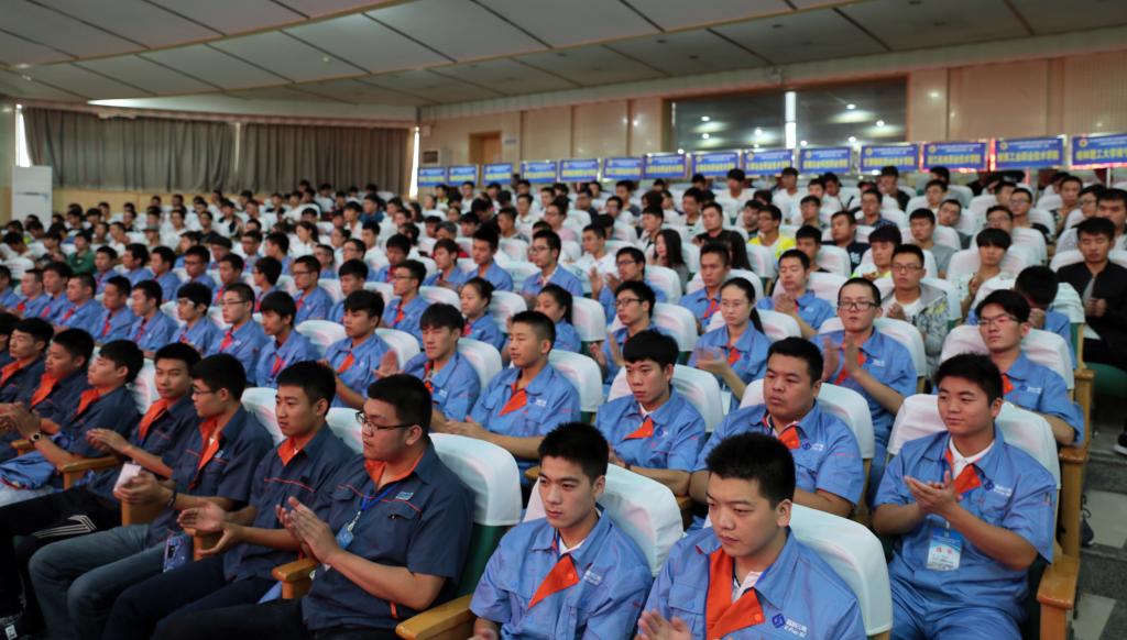 省教育厅和行指委的有关领导,乐游棋牌相关部门负责同志,各参赛院校的领导、领队,全体参赛选手、裁判员及企业代表400余人参加开幕式