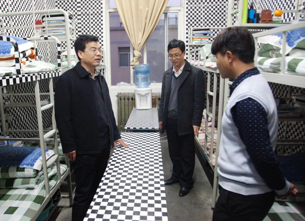 刘永亮副书记叮嘱学生注意宿舍安全