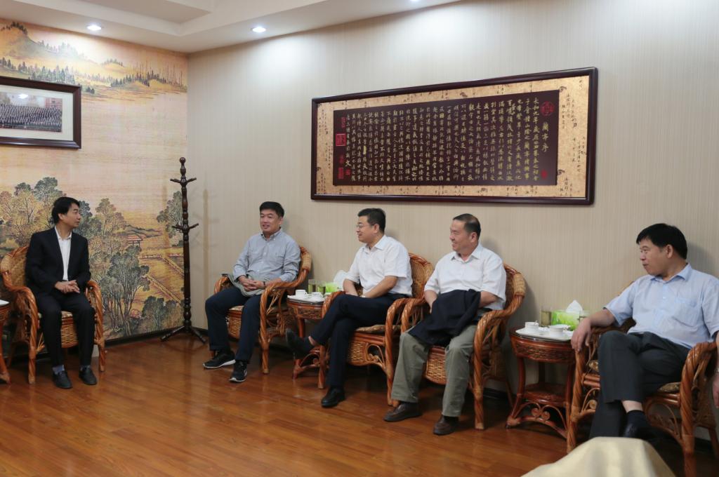 高晶华副厅长听取党委书记崔岩汇报