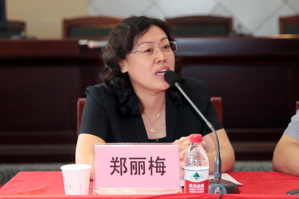 机械工业教育发展中心副主任郑丽梅主持会议